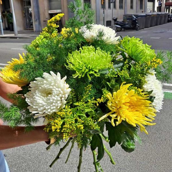 Bouquet-Yellow-White-Green-Anastasia-delivery-Chrysanthemums