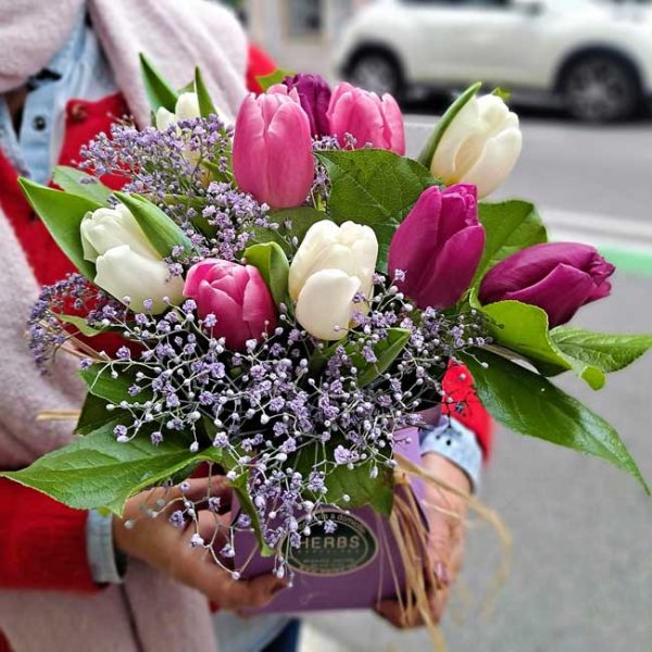 buy-flowers-for-women-day