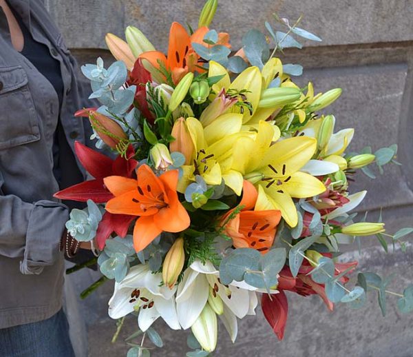 mixed-lilies-arrangement