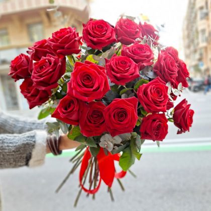 Send-a-red-bouquet-to-Barcelona