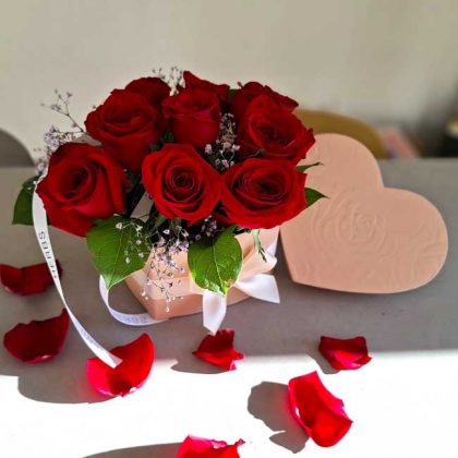heart-shaped-box-with-red-roses