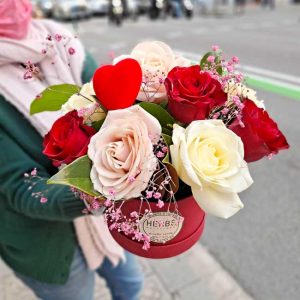 roses-in-red-hat-box